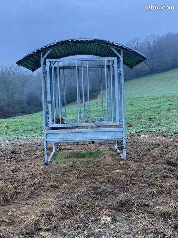 R&acirc;telier &agrave; foin de prairie