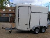 Vendo Van de fibra para 2 caballos