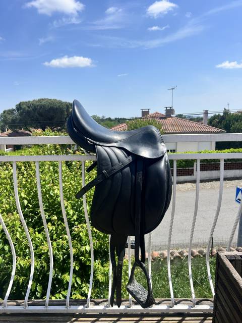 Selle de dressage devoucoux milady 17,5