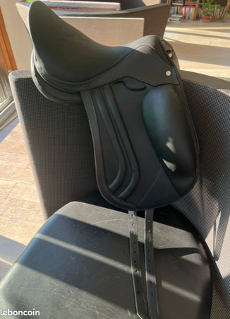 Selle de dressage neuve de marque okles