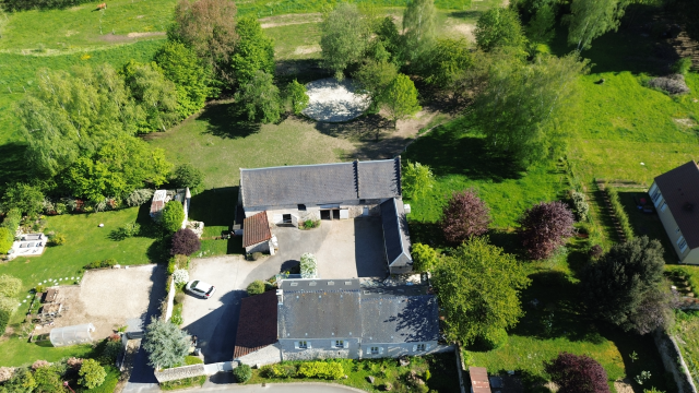 Propriété de charme en pierres + dépendances + logement
