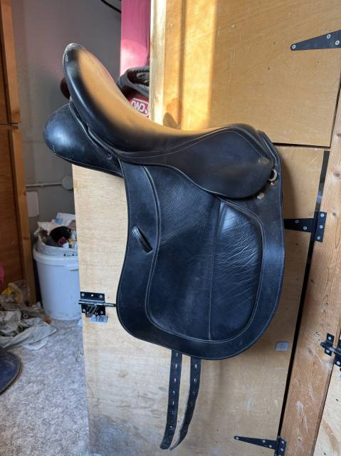 Selle dressage cuir noir