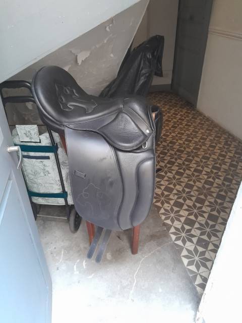 Selle dressage neuve 17 pouce cuir parfait etat