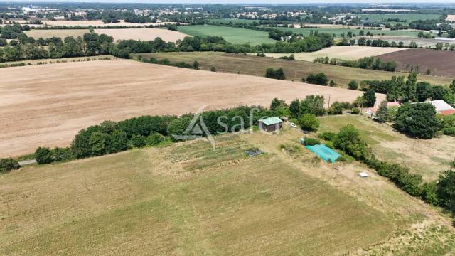 Terrain indépendant avec hangar et station de forage