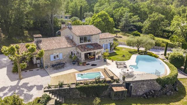 Magnifique propriété en pierre avec vue panoramique et install