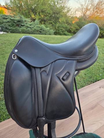 Selle dressage makila s devoucoux tbe 17.5 + étriers