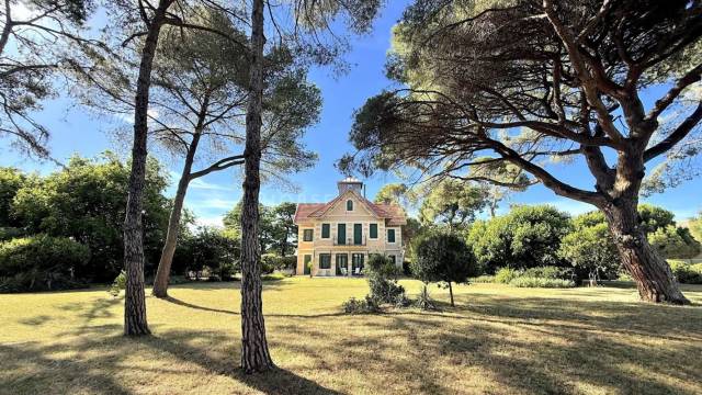 Propriété d'exception aux portes d'aigues-mortes