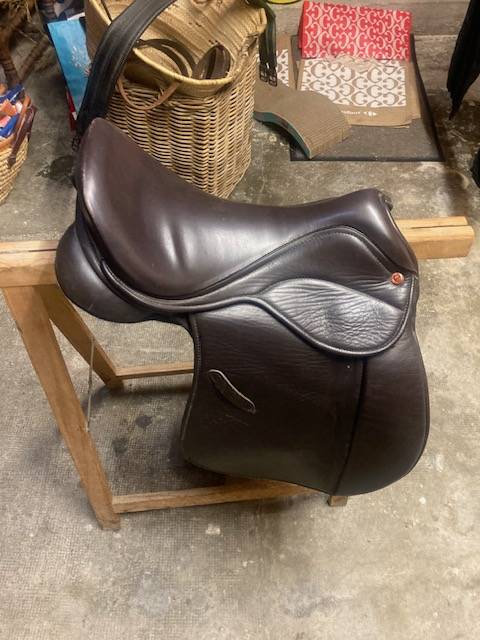Selle d'eqitation en cuir marron, tres bon etat,