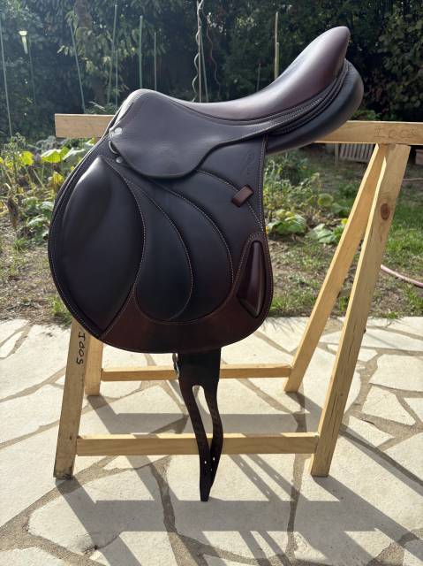 Selle antarès veau monoquartier connexion 17,5 équipée