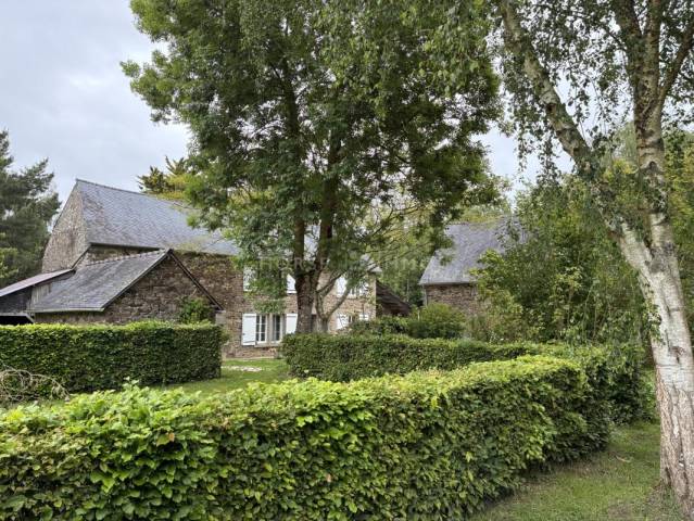 Propriété en pierre avec gîte indépendant sur 2 hectares à