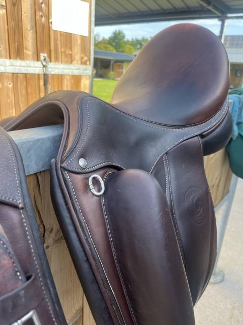 Selle de dressage toute équipée 