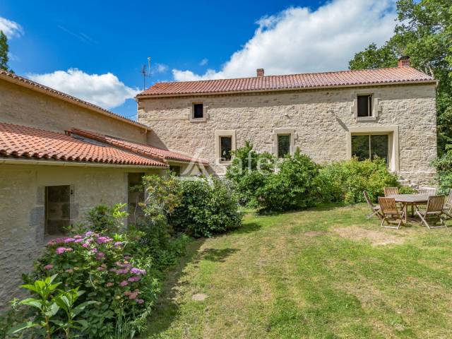 Maison de campagne avec dépendances équestres