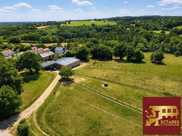 Propriété équestre sur 10 hectares  écurie 8 boxes  carrière