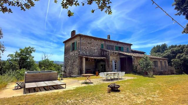 Magnifique bastide au pied du luberon sur 8,5 hectares