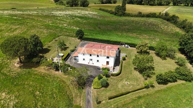 Maison de campagne très proche des commodités