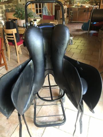 Vends selle prestige cuir bovin lisse noir, lisere bleu