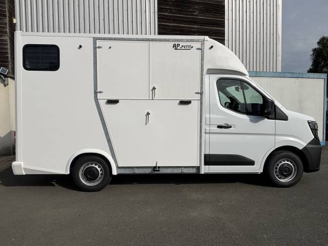Nissan interstar l2  150ch 2 chevaux en stalle 