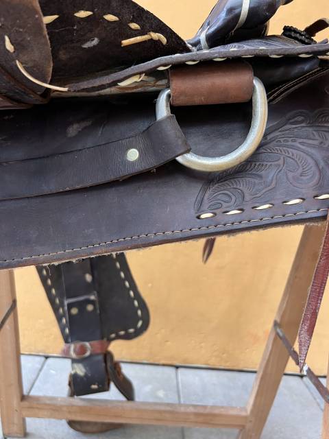 Selle western en cuir gravée – très bel état