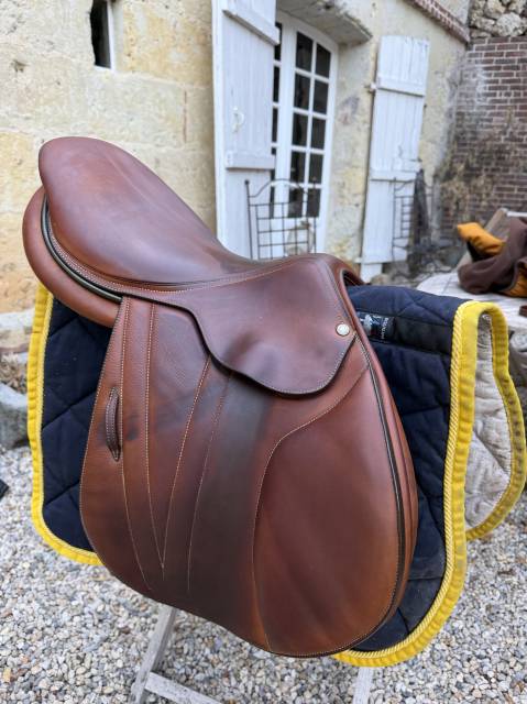 Selle butet 17 pouces en parfait état doublée veau