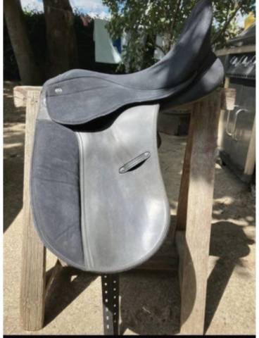 Selle dressage synthétique