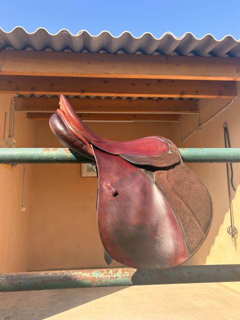 StĂŒbben selle de saut laurus