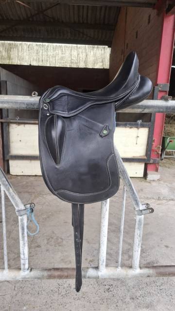 Selle de dressage marjoman 17,5 pouces