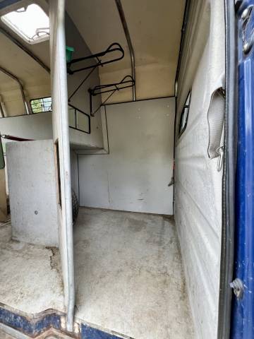 Camion vl bétaillère pour 2 chevaux 