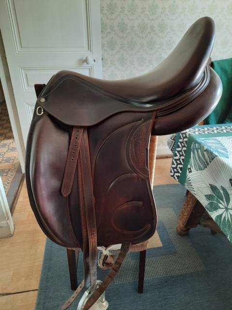 A vendre selle de dressage devoucoux modèle loreak
