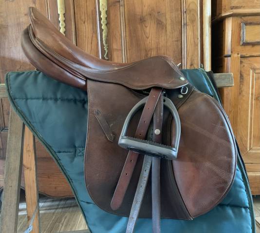 Selle forestier avec sa housse de protection, étrivières forestier et étriers