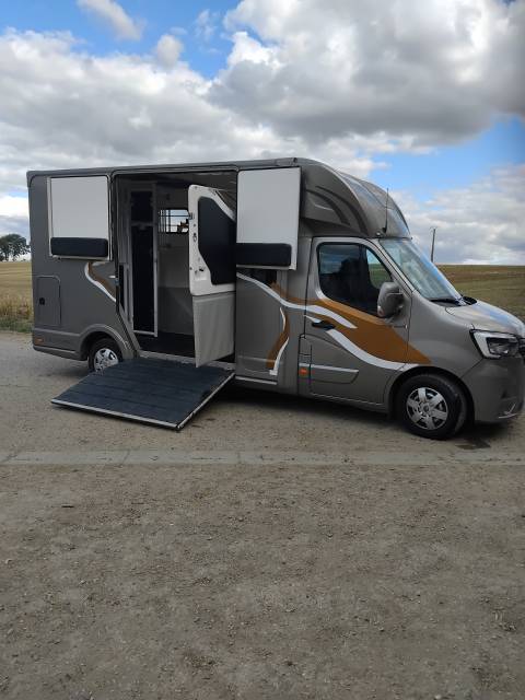 Vend renault master transport 2 chevaux en stalles