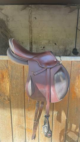 Selle jump’in one monoquartier – 17” – modèle 2025