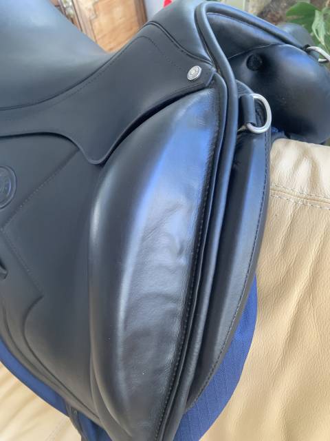 Selle de dressage signature antares 17,5