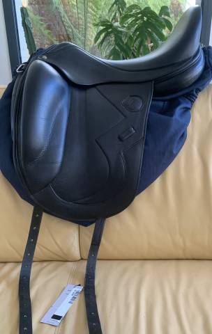 Selle de dressage signature antares 17,5