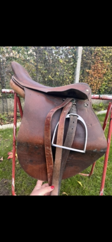 Deux selles de dressage 