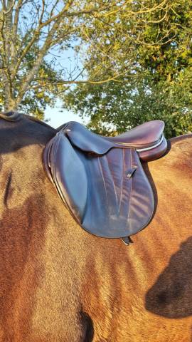 Selle butet très bon état  taille 17,5