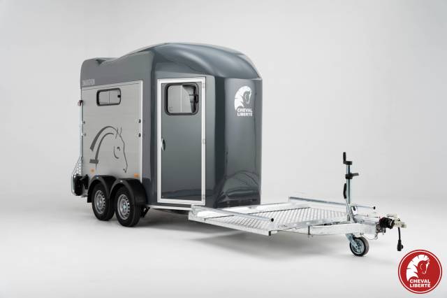 Van marathon cheval liberte porte caleche
