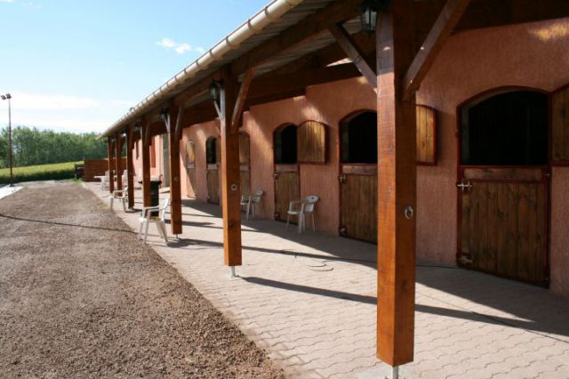 Ecurie privée 40 min de lyon - cadre exceptionnel