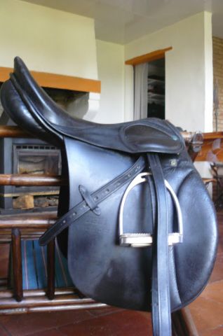 Selle stubben noire excellant état équipée étriers