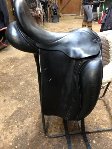 A vendre selle de dressage 