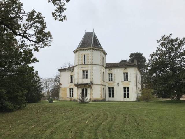 Joli manoir du xiie siècle sur 39 ha