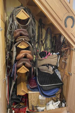 armoire de sellerie  Horse tack rooms, Tack room, Tack locker
