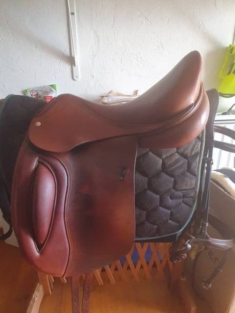 Selle de dressage du sellier français fleur de lys. 