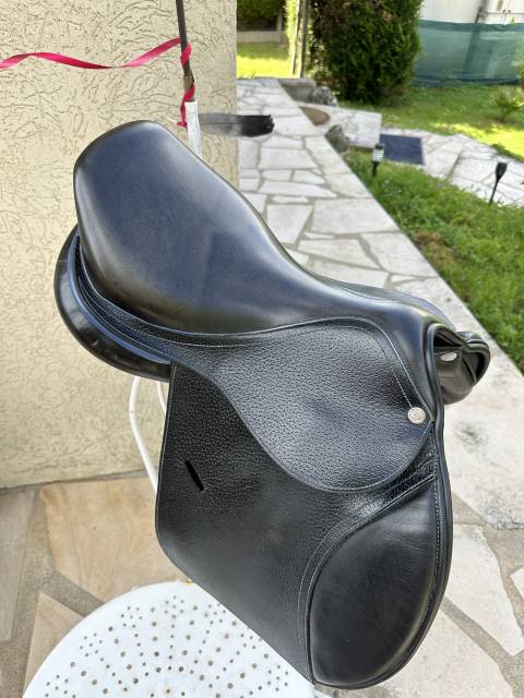 Selle cuir noire taille 17 très bon état 