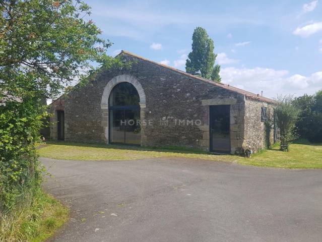Belle propriété équestre avec deux maisons et 9 hectares en v