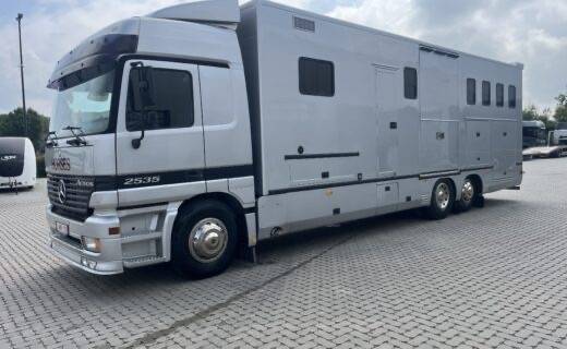 Mercedes reydams 7 horses pop out