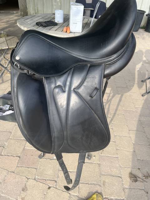 Selle de dressage devoucoux 17’
