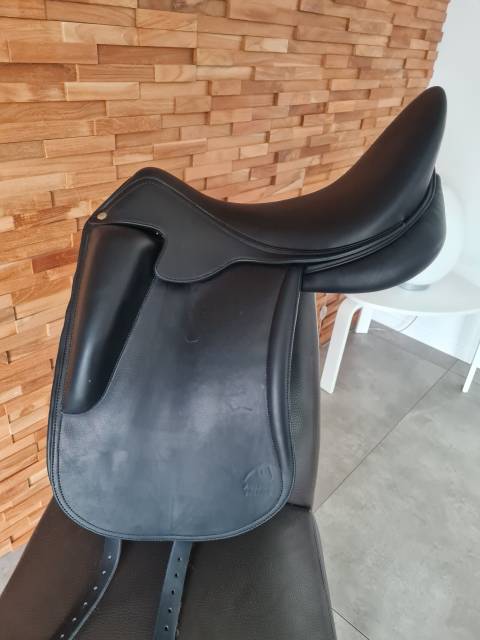 Selle dressage noire neuve aulion 17.5 