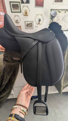 Selle de dressage 17