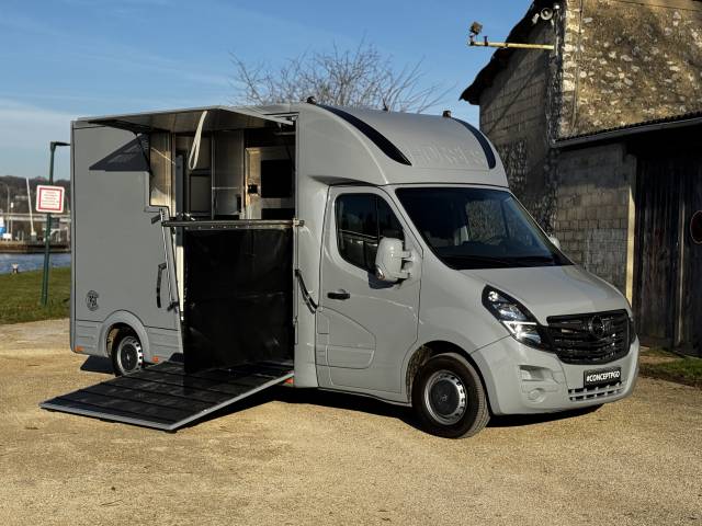 Camion chevaux stalles renforcé tva récup  vendu 