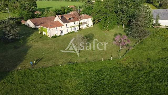 Propriété de caractère avec 125 hectares, possibilité moins.